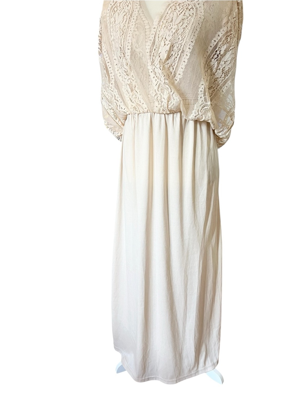 Elegant V-Neck Lace Maxi Dress in Blush - Picture 7 of 10